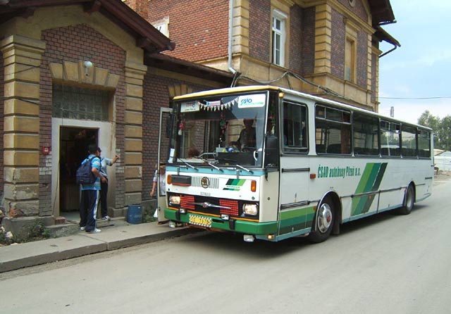 Autobus NAD stříbrského provozu ČSAD autobusy Plzeň a.s. Karosa C 734.1340  (TC 79-78) před výpravní budovou stanice Pňovany.