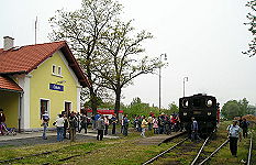 Cestující zvláštního vlaku pozorují posun v Cebivi.