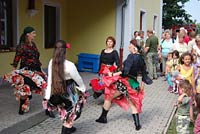 Taneční představení během zastávky parního vlaku v Kokašicích.