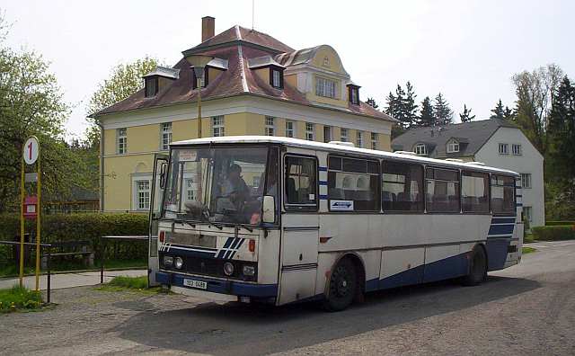 Značně schátralý autobus Karosa LC735 společnosti Probo Trans nasazený na linku 149 100 Praha - Plzeň - Bezdružice odbavuje cestující na zastávce Konstantinovy Lázně. 