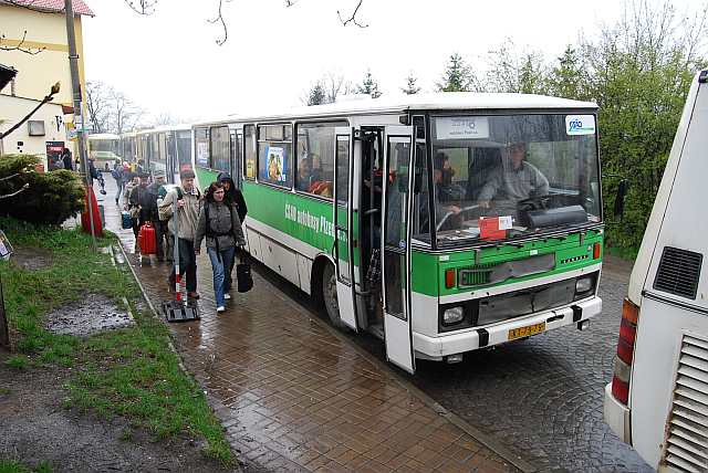 Vozy náhradní autobusové dopravy čekají ve Stříbře u vlakového nádraží na své cestující.
