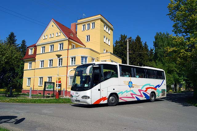 Luxusní dálkový autobus Scania u pošty v Konstantinových Lázních. Tento mohutný vůz se objevoval na jaře 2009 na lince Praha – Plzeň – K. Lázně – 
Lázně Kynžvart.
