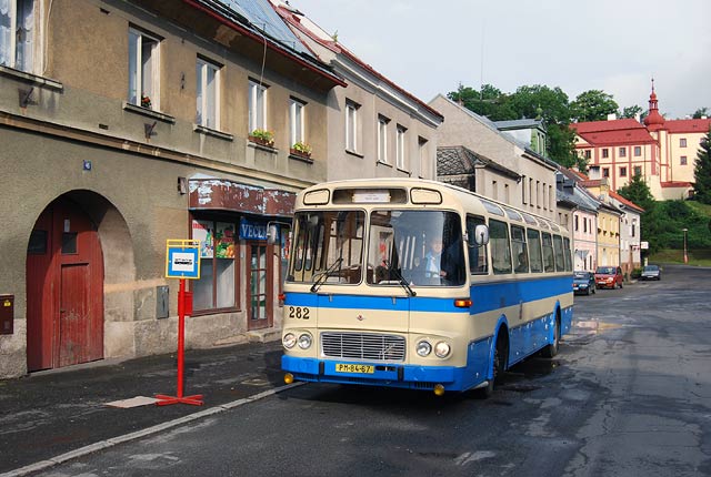 Autobus ŠL 11 patřící spolku Škoda - bus klub nasazený na mimořádné turistické lince Bezdružice – Teplá.