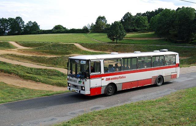 Motokrosový areál Sv. Petr u Stříbra na své cestě do Trpíst objíždí autobus Karosa C 734 (RZ TC 85-24).