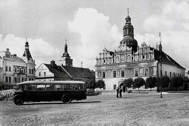 Anglický autobus Leyland pocházející z poválečných dodávek pomoci UNRRA na dnešním Masarykově náměstí ve Stříbře.
