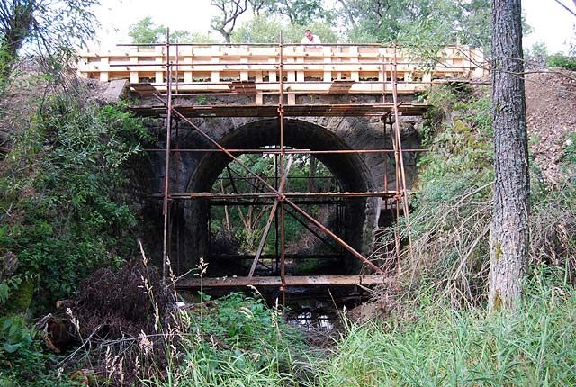 Oprava mostku přes Kozolupský potok.