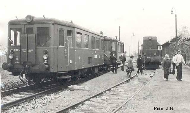 Typický obrázek ze stanice Bezdružice v sedmdesátých letech minulého století - motorové vozy M 131.1 a nákladní lokomotiva T 435.0.
