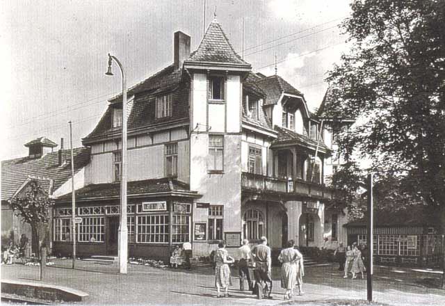 Přízemí hotelu Alžbětin Dvůr v Konstantinových Lázních sloužilo jako čekárna a výdejna jízdenek (vlevo) až do roku 1962, kdy byla dostavěna nová zastávka s nádražní budovou asi 100 metrů blíže k Bezdružicím.