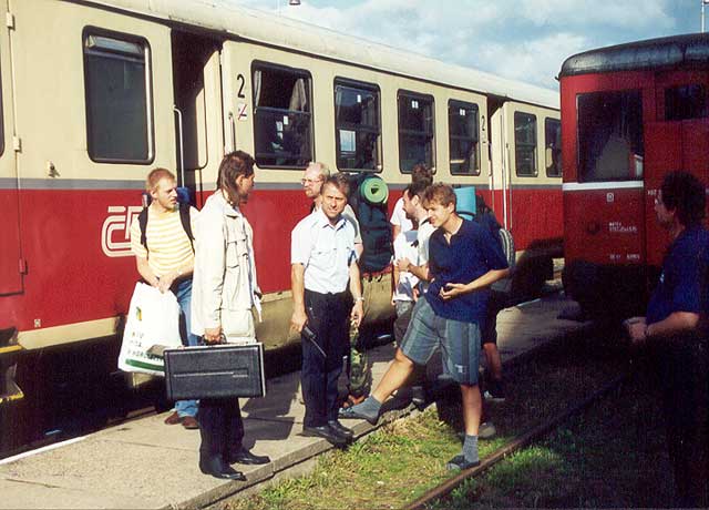 Je ráno 14. července  a do Bezdružic se sjíždějí kromě návštěvníků i organizátoři od Plzeňské dráhy.    