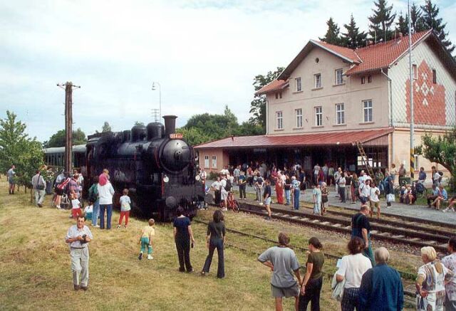 Protokolární vlak po příjezdu do Bezdružic.