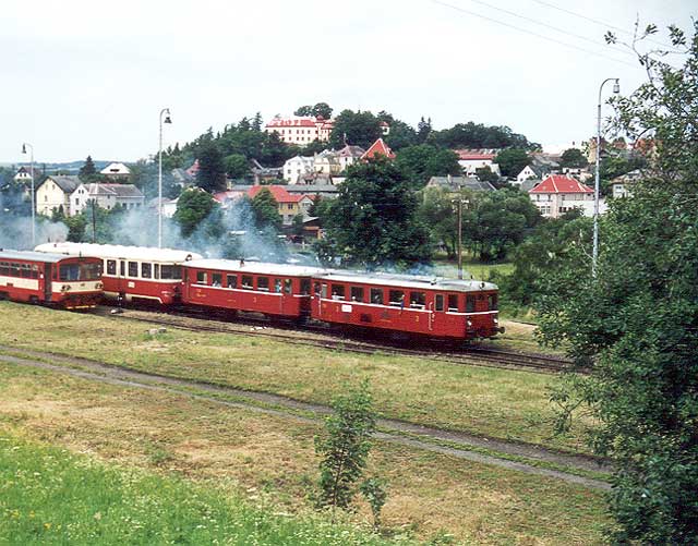 Rozjezd historické soupravy nasazené na pravidelný vlak do Pňovan s bezdružickým zámkem v pozadí.
