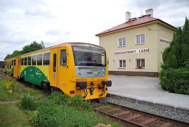 Motorová jednotka RegioNova v zastávce Konstantinovy Lázně.