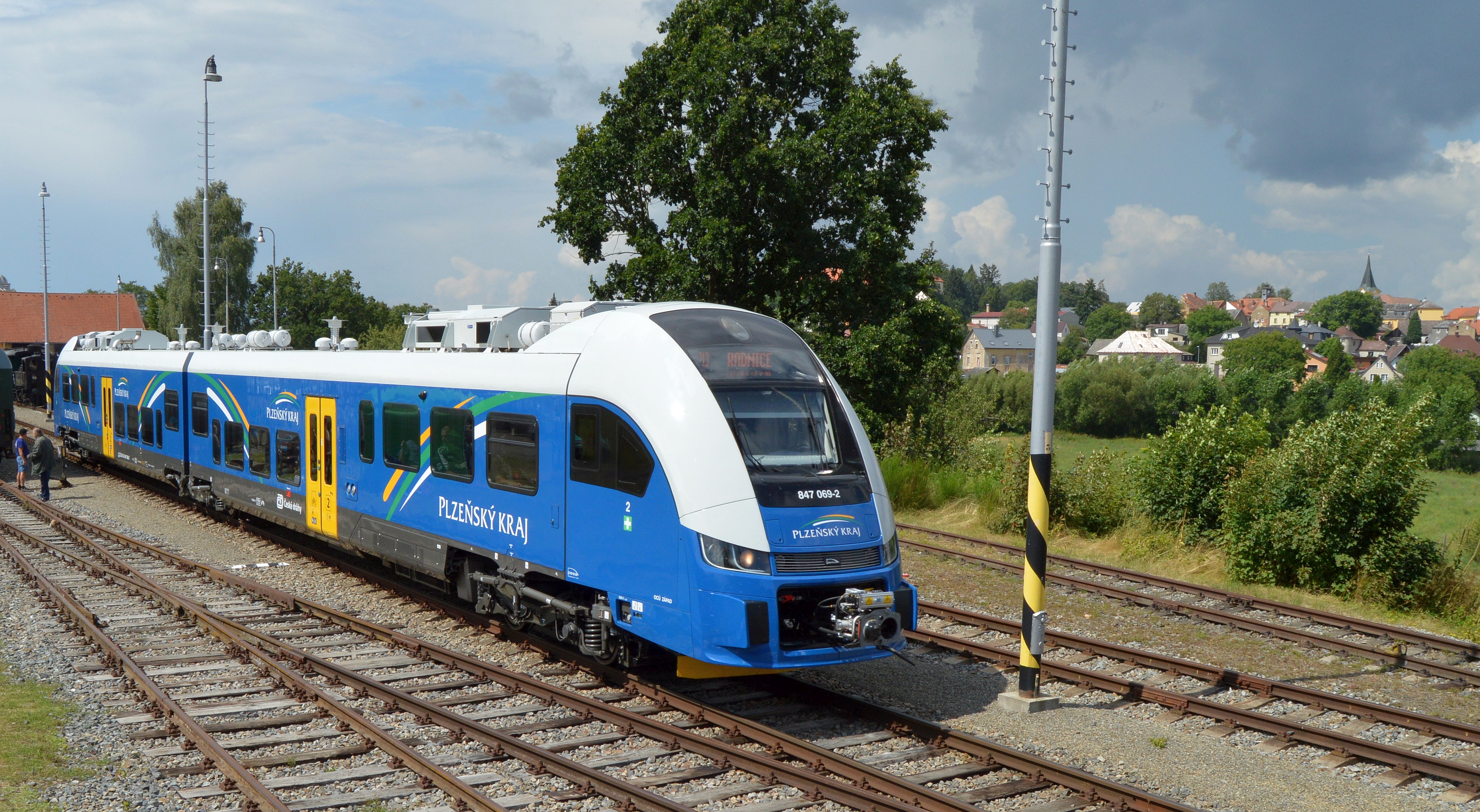 Jednotka RegioNova nakládá vozíčkáře.