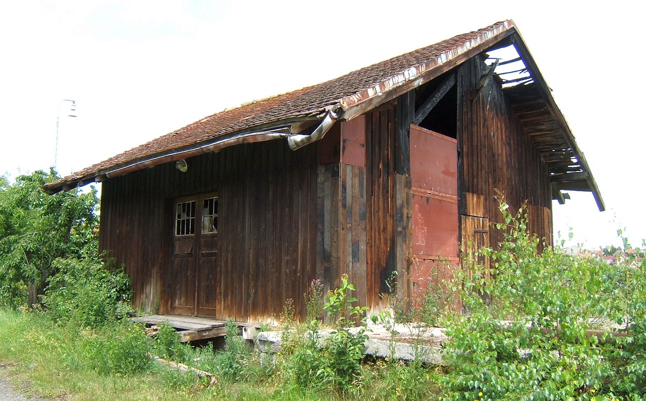 Dříve drážní skladiště, dnes muzeum dráhy.