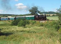 Osobní parní vlak s lokomotivou 423.009 projíždí pod hradem Krasíkov nedaleko Kokašic.(mk)