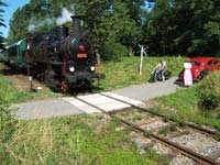 Parní vlak na přejezdu k Kokašic míjí historické automobily a motorky.(mk)