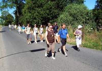 Účastníci pochodu na podporu dostavby trati z Bezdružic v Teplé na silnici u kláštera. (mk)