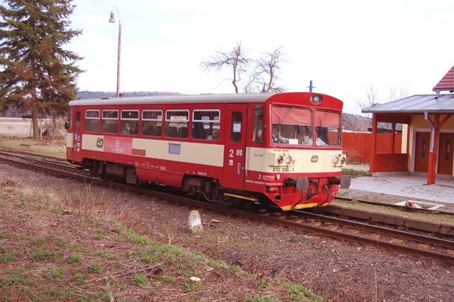 Motorový vůz vjíždí do stanice Kokašice, dříve Konstantinovy Lázně. Pokud bude projekt PLEKVAR realizován, nová trať historické nádraží mine.