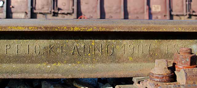 Na manipulační koleji č. 3 lze najít patrně nejstarší použitou kolejnici na trati z roku 1907. 