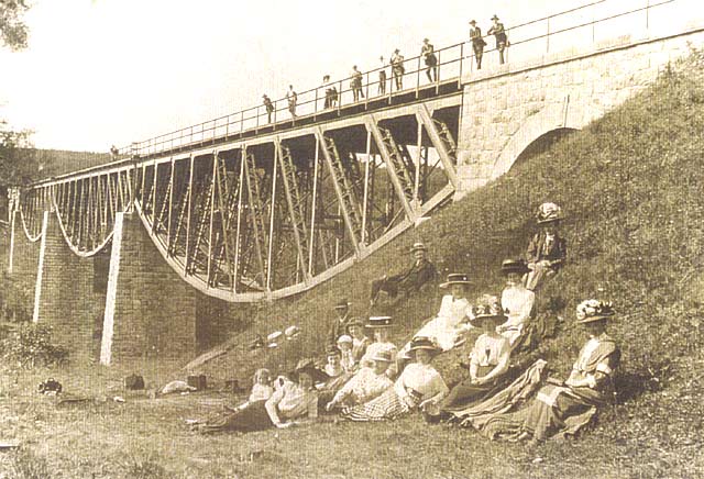 Nově dokončený most přes údolí Mže se stal častým cílem výprav výletníků.