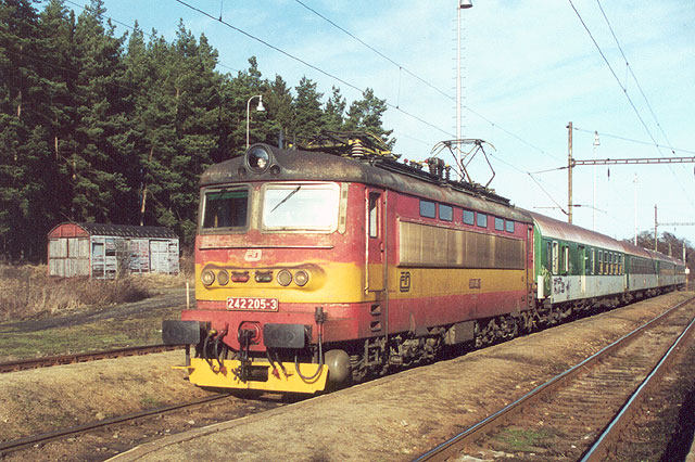 Osobní vlak do Chebu zastavil u nástupiště stanice Pňovany.