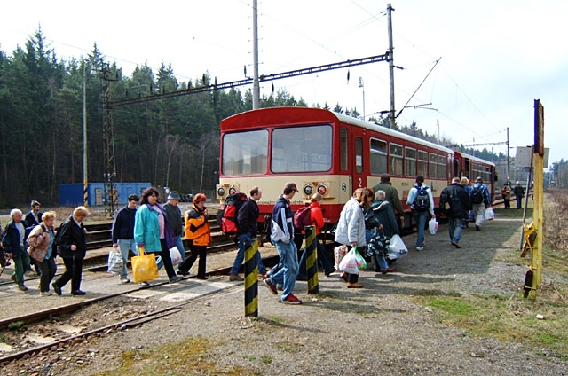 Přestup cestujících do vlaku lokálky u šesté koleje na jaře 2006. Do přestavby stanice zbývají již jen měsíce.