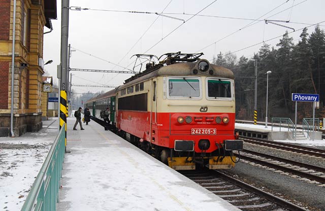 Osobní vlak do Plzně zastavil u prvního nástupiště stanice Pňovany.