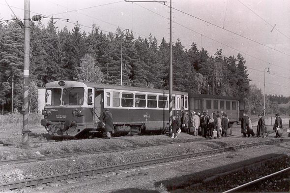 První motorový vůz řady M152.0052 (dnes řada 810), ještě s přípojným vozem staré konstrukce, u koleje č. 6 stanice Pňovany.