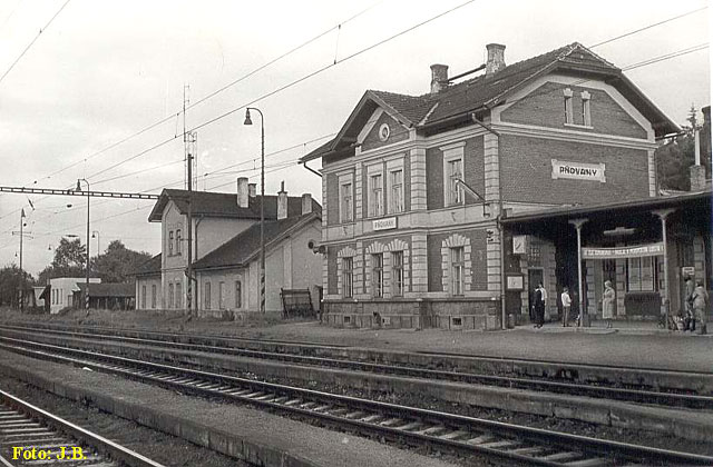 Nová a stará (vlevo) staniční budova Pňovany na počátku let osmdesátých minulého století.
