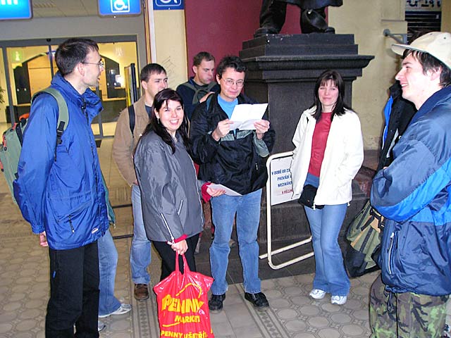    Ještě plni optimismu gratulanti čtou si na nádraží v Plzni příkaz k další cestě za narozeninovým oslavencem.  