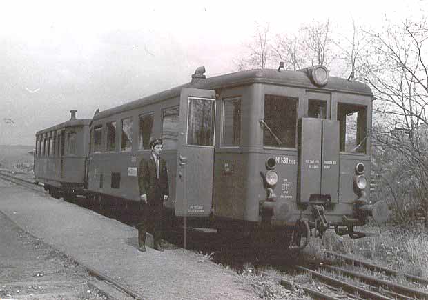  Na přelomu sedmdesátých a osmdesátých let na lokálce do Bezdružic pořád sloužily vozy M 131.1 a průvodčí byl nepostradatelnou součástí vlaku. Zde souprava čeká na odjezd ve stanici Cebiv. 