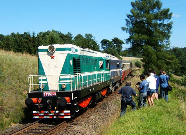 Mimořádný vlak vedený lokomotivami T 435.111 a T 435.145 nedaleko Cebivi. 