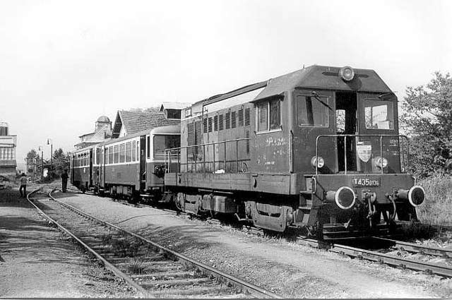   Lokomotiva T 435.0136 mimořádně v čele osobného vlaku na počátku osmdesátých let ve stanici Bezdružice. 