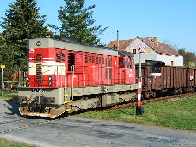 Lokomotiva 742.420 v čele manipulačního vlaku do Cebivi.