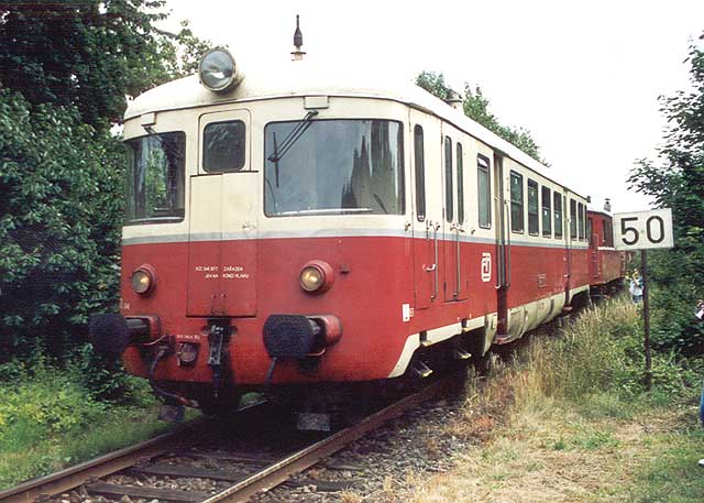    Motorový vůz M 240.046 před stanicí Bezdružice během oslav 100. let lokálky.  