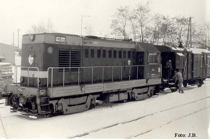    První úspěšná československá motorová lokomotiva řady T 435 s elektrickým přenosem výkonu při posunu ve stanici Cebiv někdy na počátku osmdesátých let minulého století.