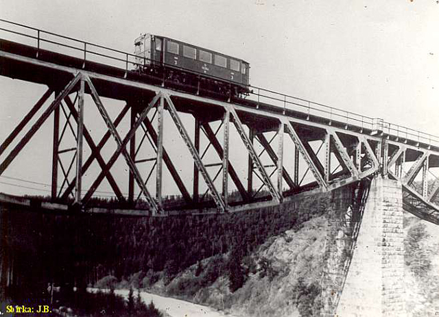   Prototyp škodováckého motorového vozu M 230.101 na mostě přes údolí Mže v roce 1930. 